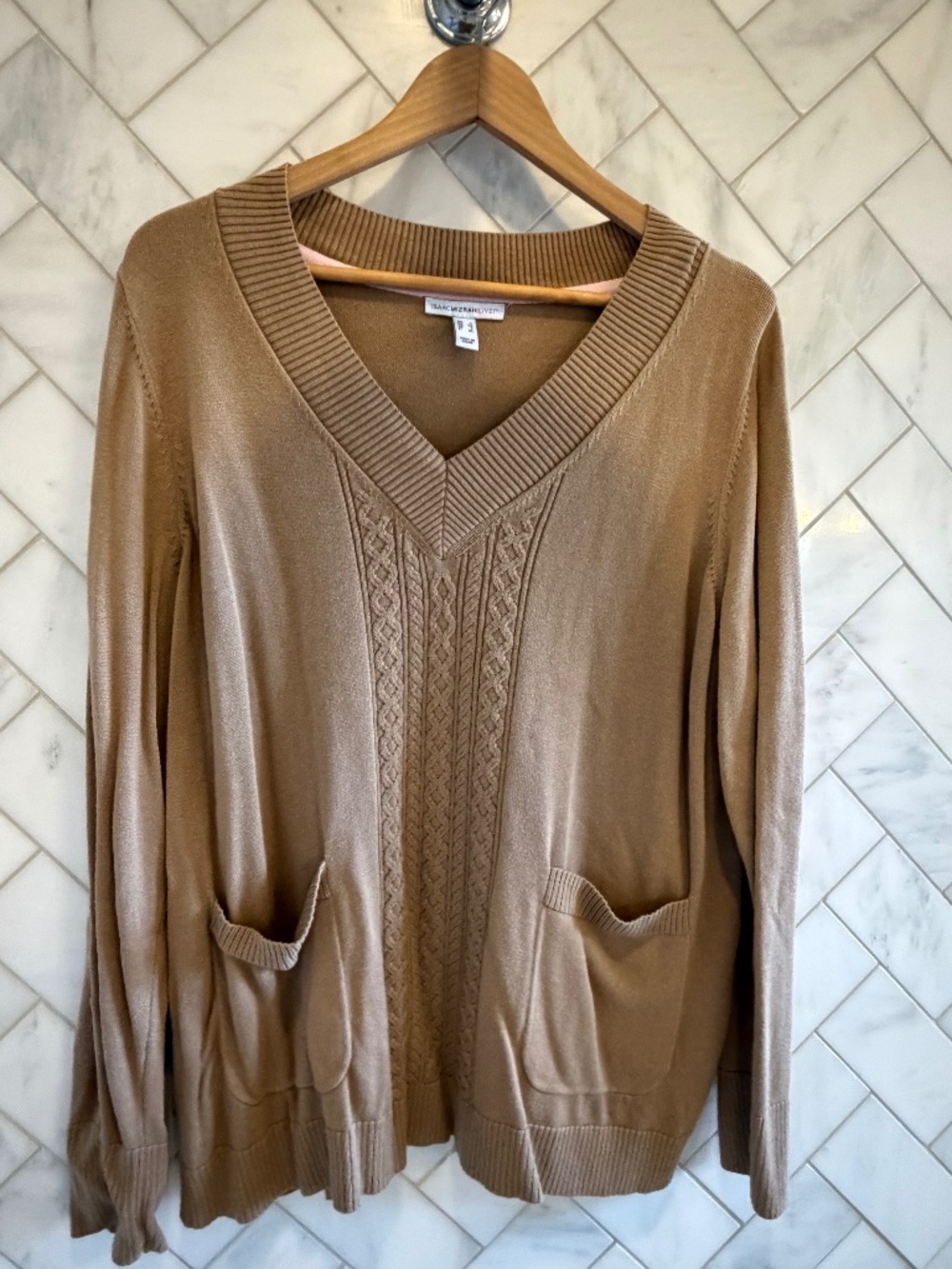 Isaac Mizrahi Live v neck lightweight sweater.